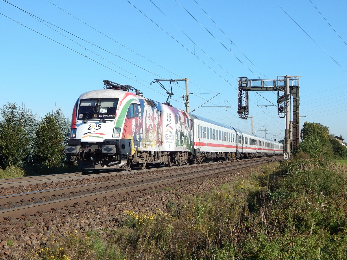 Am heutigen Morgen zog erneut die 182 521  Deutsch Ungarisches Freundschaftsjahr  den IC 2571 hier durch Hürth Kalscheuren.

Hürth 30.09.2015