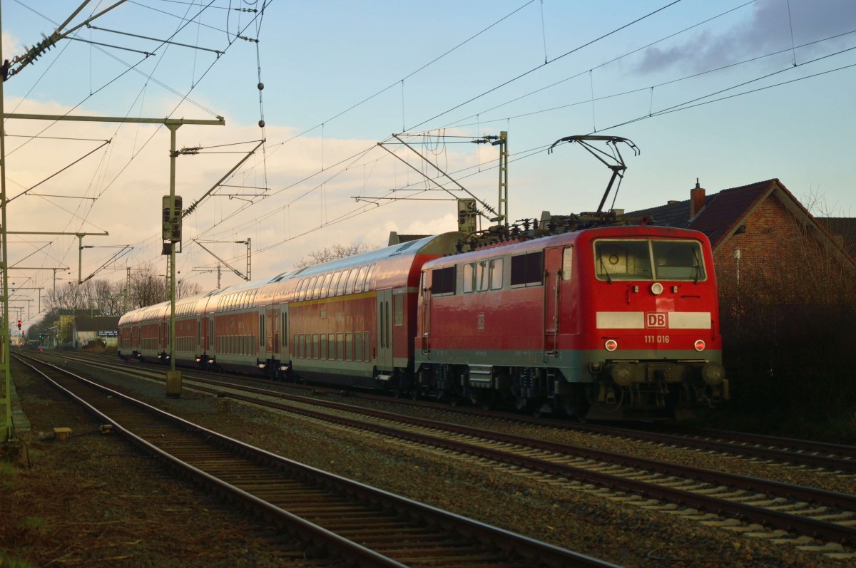 Am heutigen Nachmittag fuhr die 111 016 einen RE4 schiebend durch Kleinenbroich nach Dortmund Hbf. Donnerstag den 3.3.2016