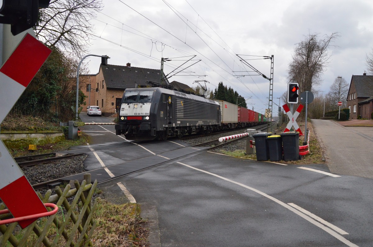 Am heutigen Nachmittag kommt die ES 64 F4-994 mit einem Containerzug aus Richtung Rheydt durch Jüchen gefahren, hier ist der Zug an der Jüchener Mühle. 22.3.2016