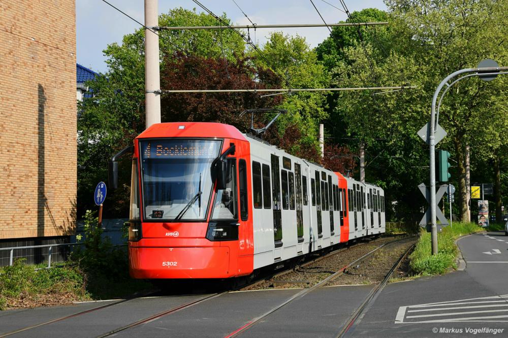 Am heutigen Nachmittag waren die beiden HF6 5301 und 5302 auf der Linie 4 unterwegs. Hier zu sehen auf der Venloer Straße in Köln Vogelsang am 02.05.2022.
