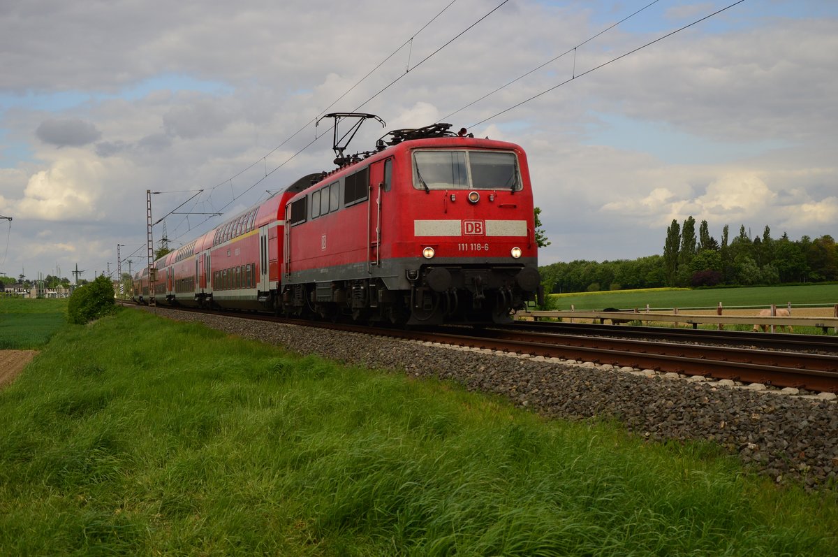 Am heutigen Samstag den 14.5.2016 ist die 111 118-6 mal wieder als RE4 nach Geilenkirchen unterwegs. Hier ist wieder Ende für den Zug, der ja eigentlich nach Aachen Hbf fährt. Doch wird an den Wochenenden zwischen Aachen und Geilenkirchen die Masten und der Draht erneuert, schließlich sind die seit dem Ende der 1960ziger Jahre
im Einsatz.