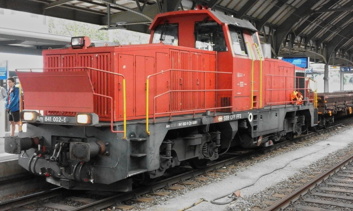 Am heutigen Samstag fanden im Hauptbahnhof St. Gallen Perronarbeiten statt. Der Bauzug bestand aus der Zugmaschine Am 841 002 (NVR: Am 92 85 8 841 002-9 CH- SBBI)und drei tiefen Wagen.

St. Gallen HB, 22.06.2019
