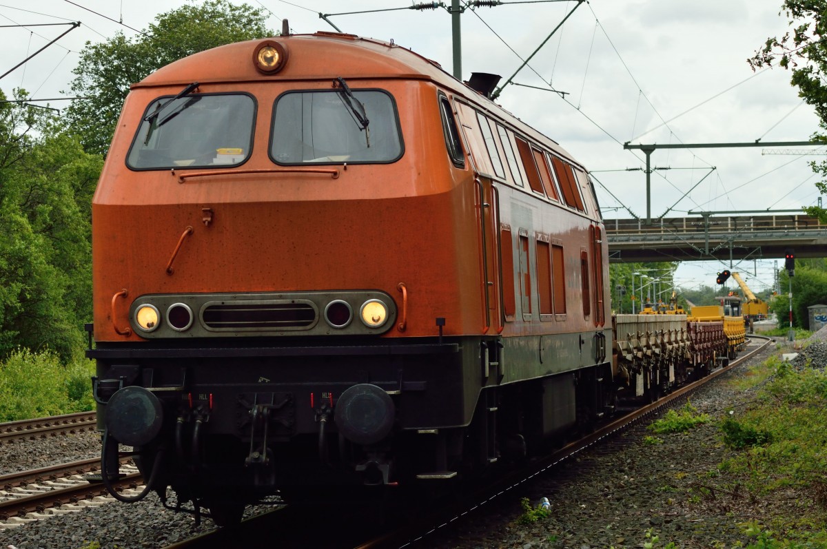 Am heutigen Sonntag den 11.5.2014 wird der Mittelbahnsteig des Bahnhofs Korschenbroich entfernt. Zu diesem Zweck hat die BBl Nr. 17/ alias 9280 1 225 099-9 einen schweren Schienenkran nach Korschenbroich gebracht. Hier steht sie jetzt auf dem Ausweichgleis und wartet darauf entlich wieder den Kran ab zu fahren. 