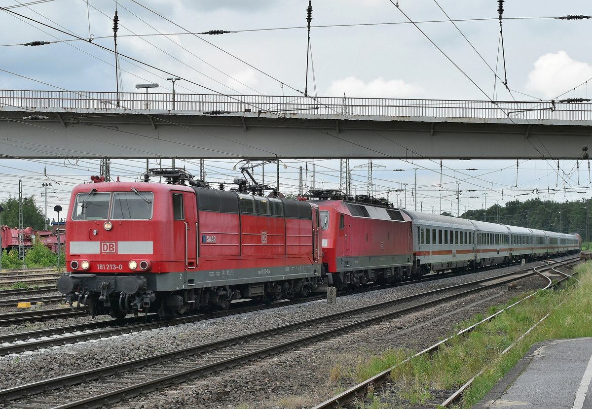Am heutigen späteren Nachmittag kam dann auch die 181 213 mit der 120 104 und einem gemischten Personenwagenpark bei Entenfang gen Lintorf vor meine Linse. 2.6.2018