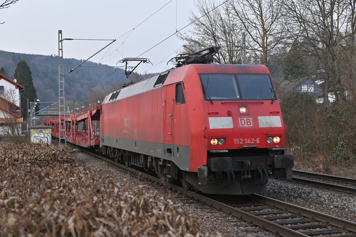 Am heutigen späteren Nachmittag kam die 152 142-6 mit dem zweiten Leerzug fürs Audiwerk in Neckarsulm durch Neckargerach gefahren. 3.3.2021