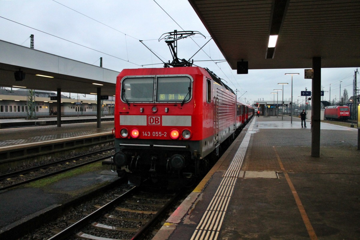 Am heutigen Tag (19.12.2013) stand die Freiburger 143 055-2 (HU/RF/13.07.11) mit der RB 26574 (Basel Bad Bf - Offenburg) als 111er Ersatz auf Gleis 10 in Basel Bad Bf und wartet auf den Abfahrtsbefehl.