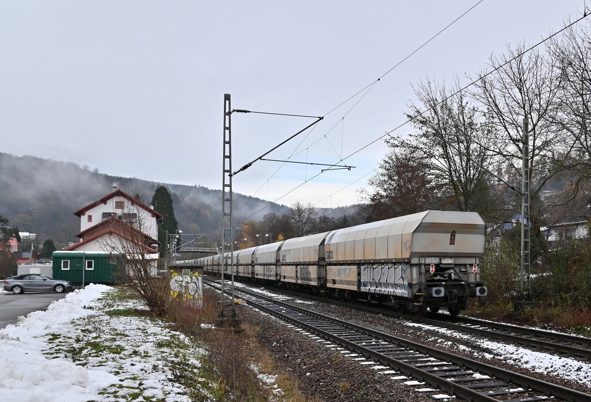 Am heutigen Vormittag durch fuhr der NIAG Kohlependel Neckargerach, im Nachschuß ist nun der letzte Wagen zusehen der den Zugschluß markiert. 4.12.2020