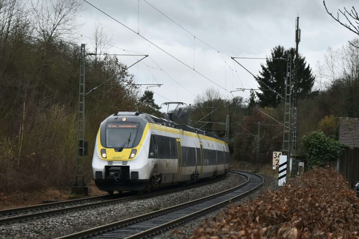 Am heutigen Vormittag kommt der Abellio-Triebwagen 8442 802 als RE10a planmässig durch Neckargerach gen Mannheim Hbf gefahren, der nächste Halt ist in Eberbach. Montag den3.2.2020