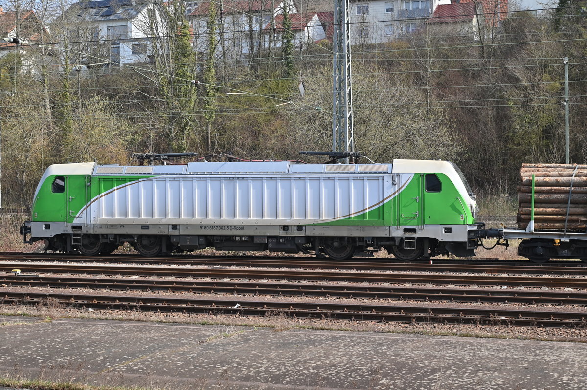 Am heutigen Vormittag war wieder einmal eine SETG Maschine zur Abholung eines Holzzuges in Mosbach Neckarelz. Es ist die 187 302-5 die am Freiladegleis kalt vorm Zug steht. 26.3.2021