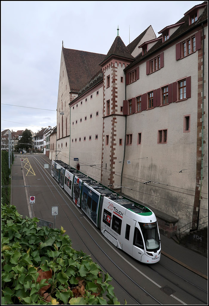 Am Historischen Museum vorbei -

Eine Flexity II-Tram fährt in Basel den Kohlenberg hinauf.

09.03.2019 (M)