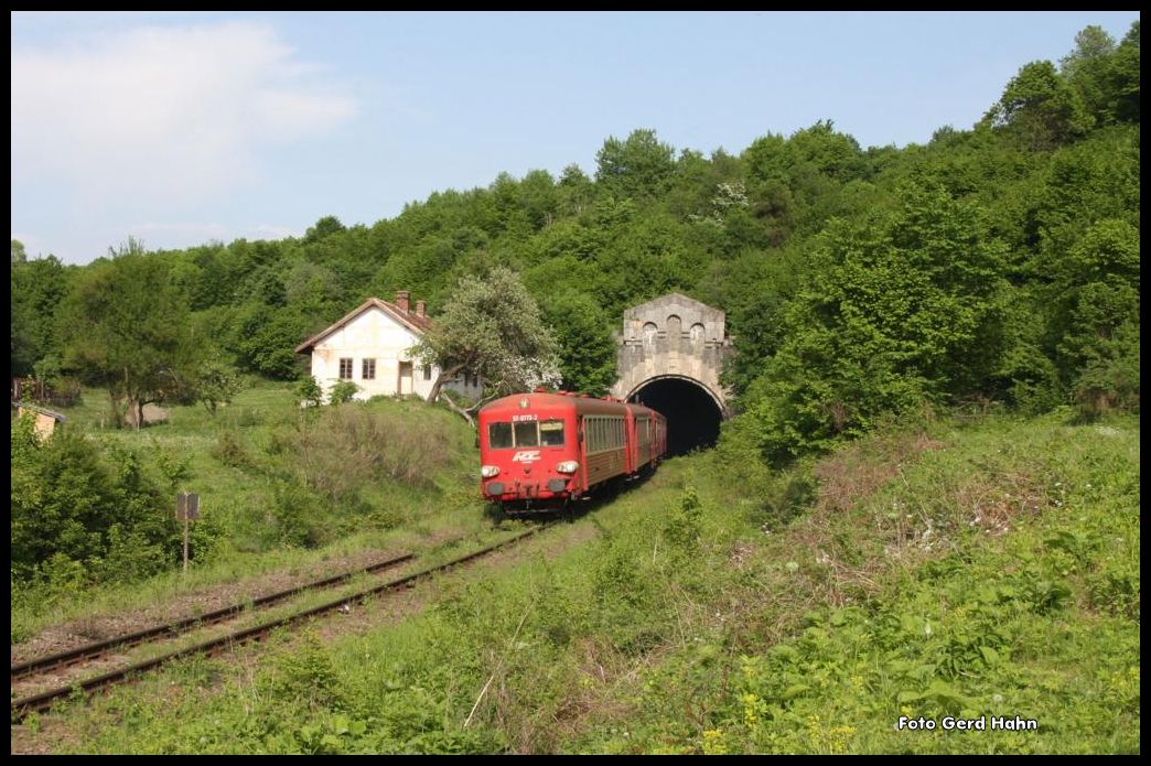 Am höchsten Punkt der Strecke Brasov - Intorsura Buzaului gibt es bei Teliu einen ca. vier Kilometer langen Tunnel. Triebwagen 57-0773-2 verläßt diesen hier gerade als Führungsfahrzeug einer vierteiligen Einheit am 21.5.2015 in Richtung Brasov.
Wer übrigens an dieser Strecke fotografieren will, sollte Zeit mitbringen; denn es verkehren pro Tag nur drei Zugpaare.