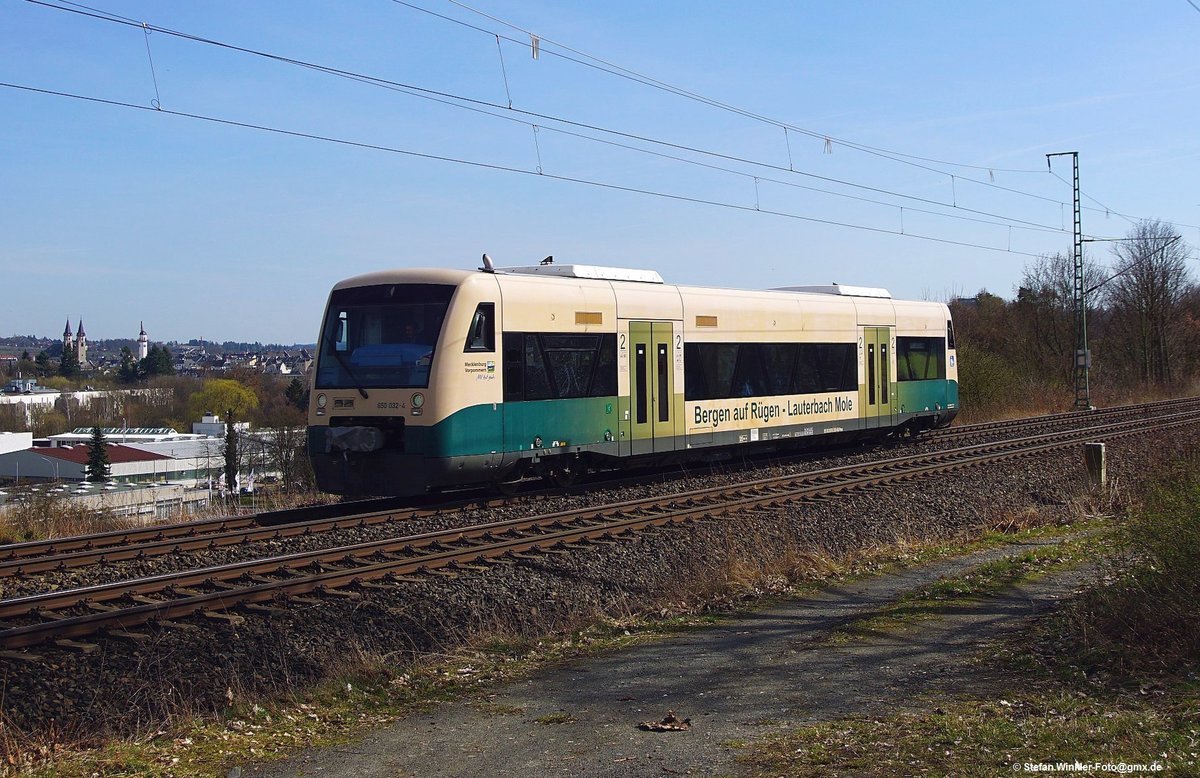 Am Hofer Stadtblick gab es am 31.03.2017 was Besonderes zu sehen, denn es kam der 650 er der Press, der sonst auf Rügen im Einsatz ist. Er war auf Überführung. Mir fiel auf die Schnelle keine andere Stelle ein, die ich vom Job gut erreichen konnte...  Aber als Dokument taugt es ....