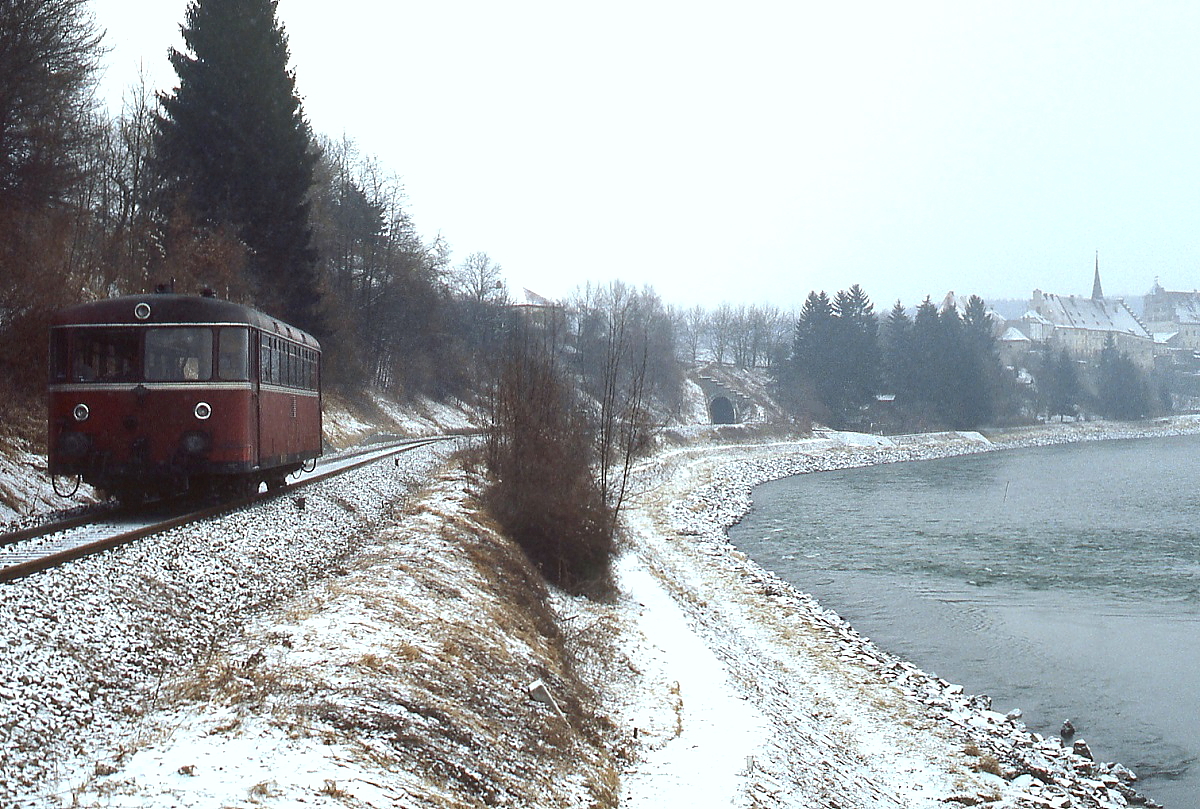 Am Inn entlang ist ein 798 im Februar 1986 von Wasserburg Stadt zum Bahnhof Wasserburg unterwegs. Der Bahnhof Wasserburg Stadt lag direkt hinter dem im Hintergrund sichtbaren Tunnel.