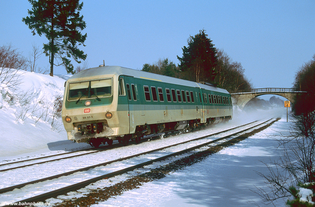 Am kalten 27. Februar 1992 legt sich 610 017 als RSB 3576 nach Nürnberg bei Waldershof in die Kurve
