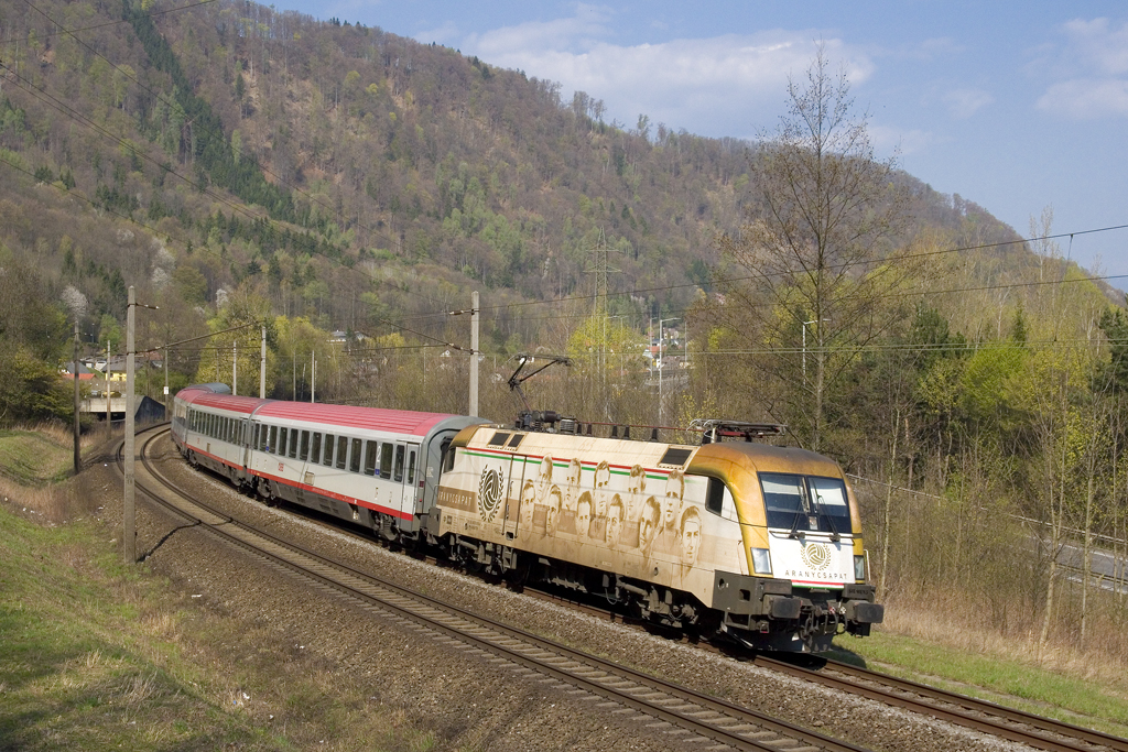 Am Karfeitag, dem 10. April 2020 ist MÁV 470 010 mit dem EC 151  Emona  (Wien Hbf - Graz Hbf) bei Raach unterwegs. 