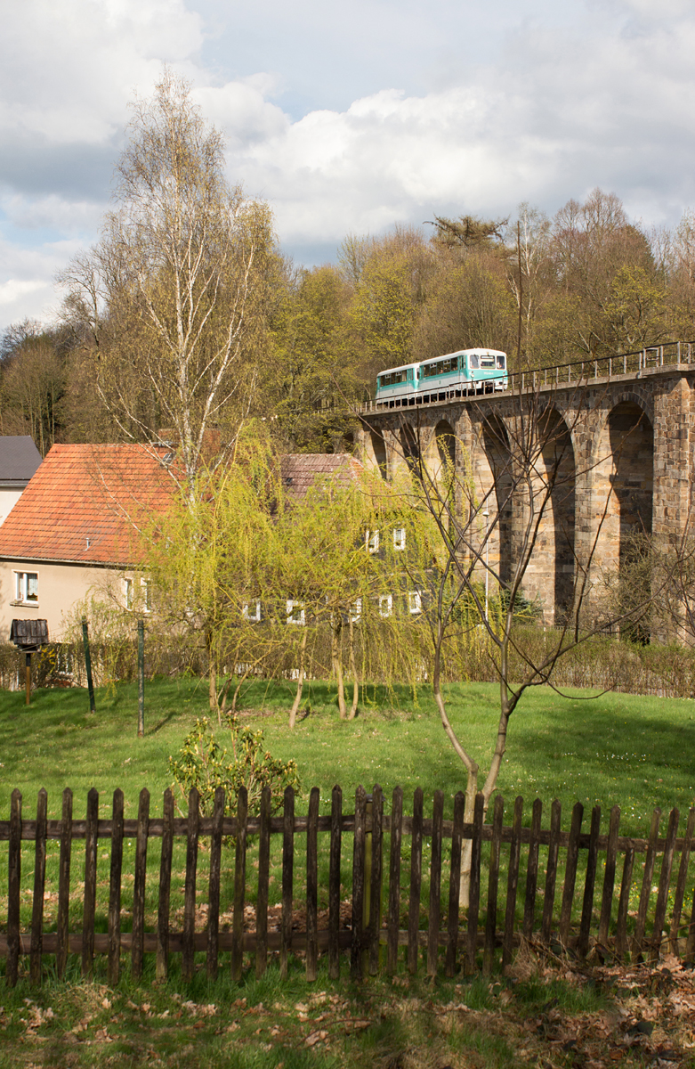 Am Karfreitag 2017, dem 14. April, veranstalteten die Ostsächsischen Eisenbahnfreunde aus Löbau Pendelfahrten von Löbau ins tschechische Rumburgk. 

So konnte deren eigenes LVT-Doppelgespann, geführt von 772 413-1, am Nachmittag auf einer seiner Fahrten nach Tschechien auf dem Viadukt in Ebersbach (Sachsen) im Bild festgehalten werden.