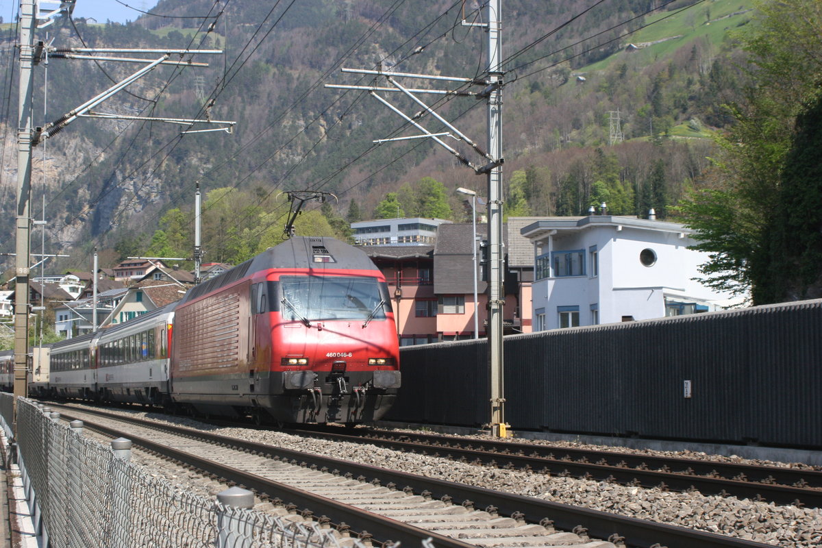 Am Karfreitag 2017 war ich auf der Gotthard Nordrampe unterwegs. Mein erster Zwischenhalt war in Flüelen. Die Re 460 046 zieht ihren Interregio durch Flüelen in Richtung Erstfeld, dem Endbahnhof des Zuges.

Flüelen, 14.04.2017