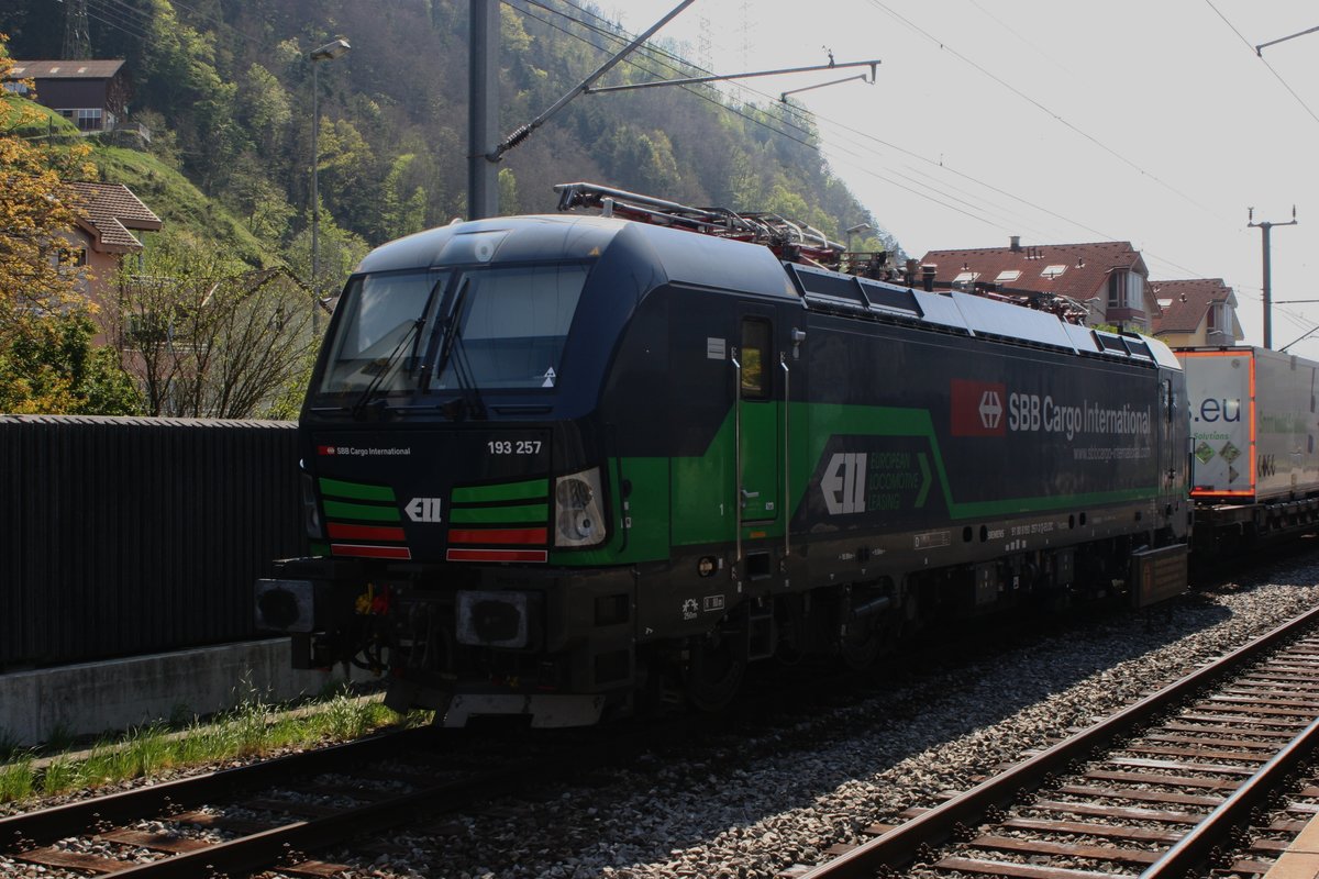 Am Karfreitag 2017 war ich auf der Gotthard Nordrampe unterwegs. Erster Zwischenhalt war Flüelen. Auf dem Ausweichgleis im Bahnhof stand ein KLV mit der ELL-Vectron 193 257, die an die SBB Cargo International vermietet ist, und wartete auf ihre Weiterfahrt wohl nach den Festtagen.

Flüelen, 14.04.2017