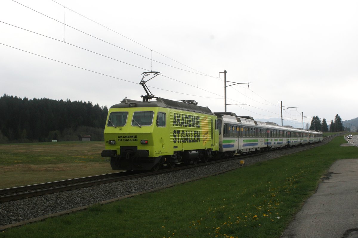 Am Karfreitag 2017 war ich auf der Gotthard Nordrampe unterwegs. Die Rückreise trat ich über den Sattel an, entlang der SOB Strecke. Auf einem Parkplatz kurz vor Biberbrugg wartete ich auf Zugsverkehr. Der Voralpenexpress, gebildet von der RABDe 561 083 und unterstützt von der Schublok Re 446 018, hat Biberbrugg vor kurzer Zeit verlassen und fährt die Steigung hoch Richtung Arth-Goldau/ Luzern.
Hier das Bild der Schublok Re 446 018, ex Re 4/4 IV 10104.

Schwyzersbrugg, 14.04.2017
