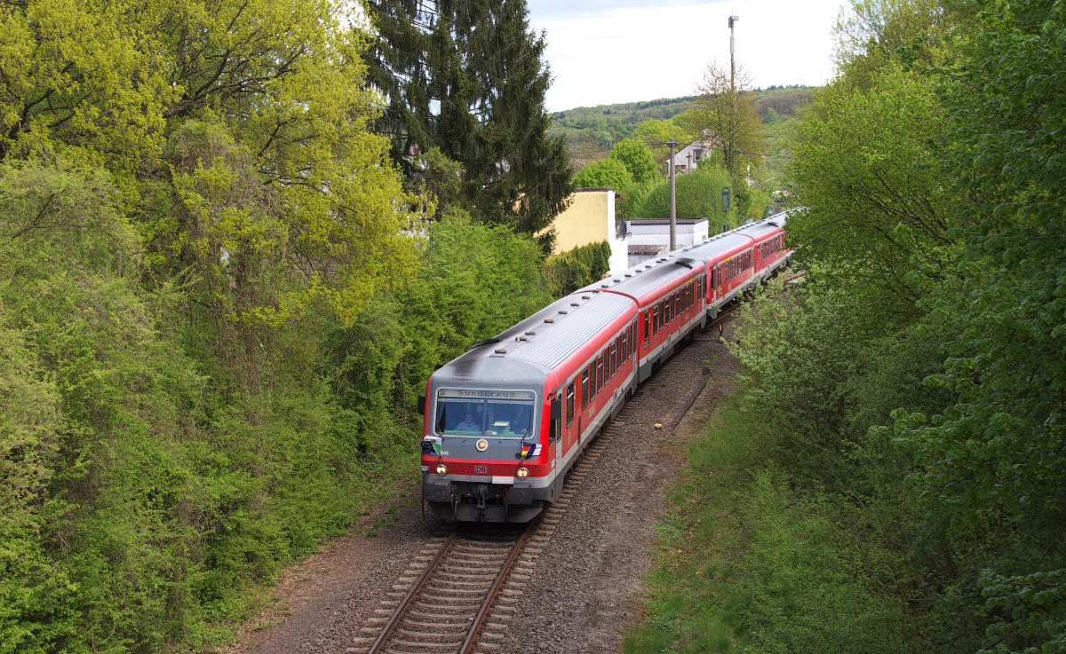 Am Karfreitag geht es mit dem Sonderzug nach Bouzonville - Wie lange es die Sonderfahrten über die Grenze nach Frankreich noch gibt, steht in den Sternen.
Trotz Europa und Schengen Abkommen schafft man es nicht einen vernünftigen grenzüberschreitenden Nahverkehr zu gestalten. Der Sonderzug verläßt gerade Hemmersdorf, vorne als Power Pack 629 006, danach zwei 628er und hat noch 3 Kilometer bis zur französischen Grenze. 18.04.2014 Bahnstrecke 3212 (F-Bouzonville) - Grenze Niedaltdorf - Dillingen Saar.