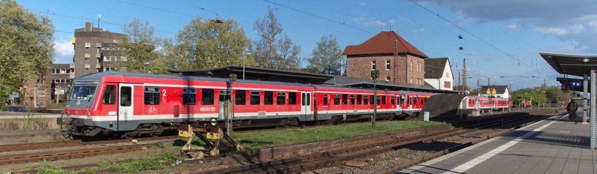Am Karfreitag geht es mit dem Sonderzug nach Bouzonville - Wie lange es die Sonderfahrten über die Grenze nach Frankreich noch gibt, steht in den Sternen. Trotz Europa und Schengen Abkommen schafft man es nicht einen vernünftigen grenzüberschreitenden Nahverkehr zu gestalten. Geschafft!!! Der Sonderzug hat die letzte Fahrt des Tages hinter sich und hat das Ziel Dillingen Saar erreicht. 18.04.2014 Bahnstrecke 3212 (F-Bouzonville) - Grenze Niedaltdorf - Dillingen Saar.