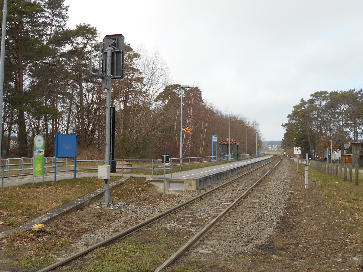 Am Kilometer 224,3 befindet sich,auf Usedom,die Station Stubbenfelde,zwischen Kölpinsee und Ückeritz.