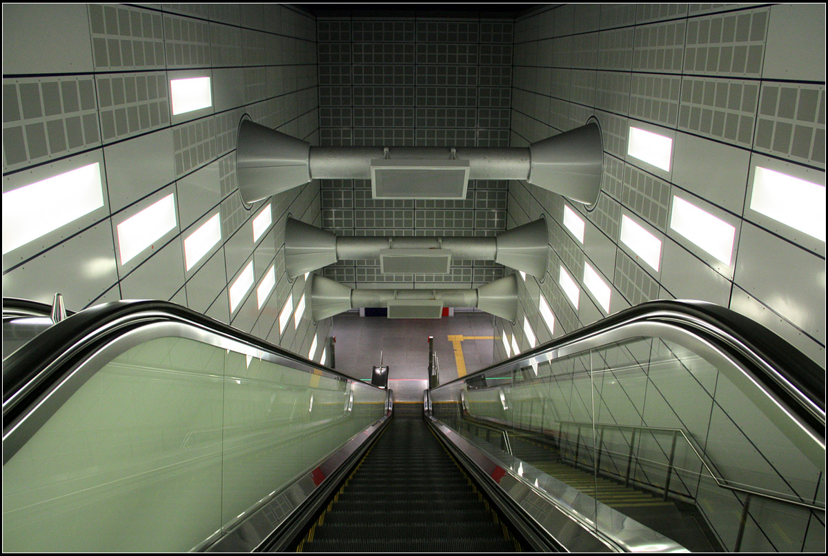 Am Kölner Rathaus -

Tief hinunter geht es zu den Bahnsteigen am neuen Kölner U-Bahnhof  Rathaus .

19.08.2013 (M)