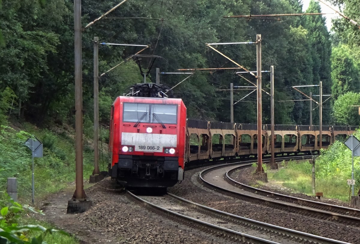 Am Kopf dieser leeren Siftazug fahrt 189 086 beim Passage von die Niederländisch-Deutsche Grenze bei Venlo Bovenste Molen am 27 Augustus 2020.