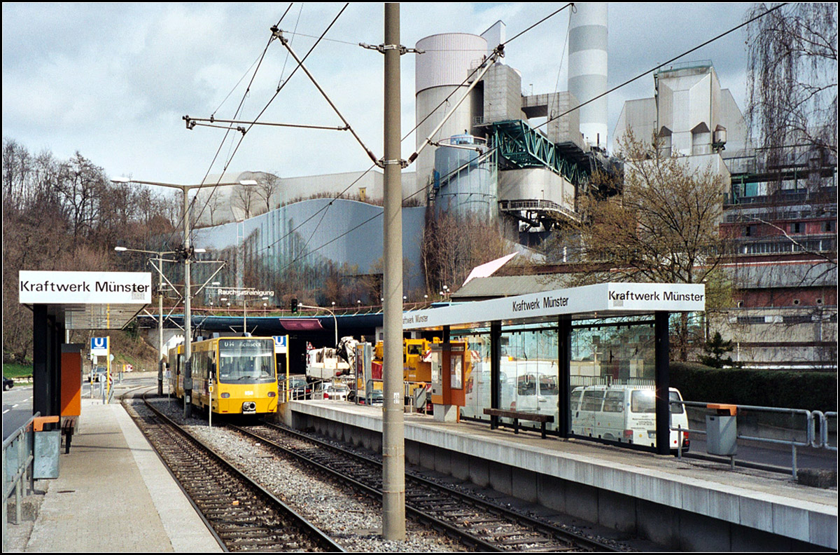 Am Kraftwerk -

Die Haltestelle 'Kraftwerk Münster' an der Stuttgarter Linie U14 hat wohl die schmälsten Bahnsteige im Stadtbahnnetz. Im Hintergrund das Kraftwerksgebirge.

Scan, 03.2004 (M)