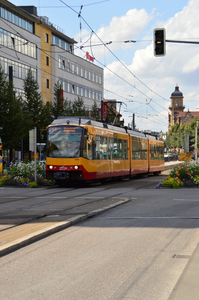 Am Kurt-Schumacher-Platz an der Friedrich-Ebert-Brücke in Heilbronn kam mir am
Donnerstag den 21.8.2014 ein AVG-Zweisystemtriebwagen mit der Nummer 894 auf meinem Weg zum Hbf entgegen, es ist ein Zug der Linie S4 nach Weinsberg.