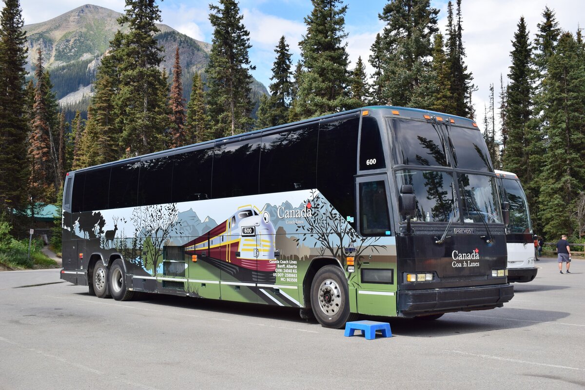 Am Lake Louise konnte ich einen Bus der Marke Prevost von Canada Coach Lines mit der Lok FP7A der Canadian Pacific Railway aufnehmen. Heute gibt es noch einzelne Loks der Baureihe FP7A in dieser Lackierung welche den Royal Canadian Pacific Zug ziehen. Dies ist der teuerste und exklusivste Sonderzug in Kanada. 

Lake Louise 24.08.2022