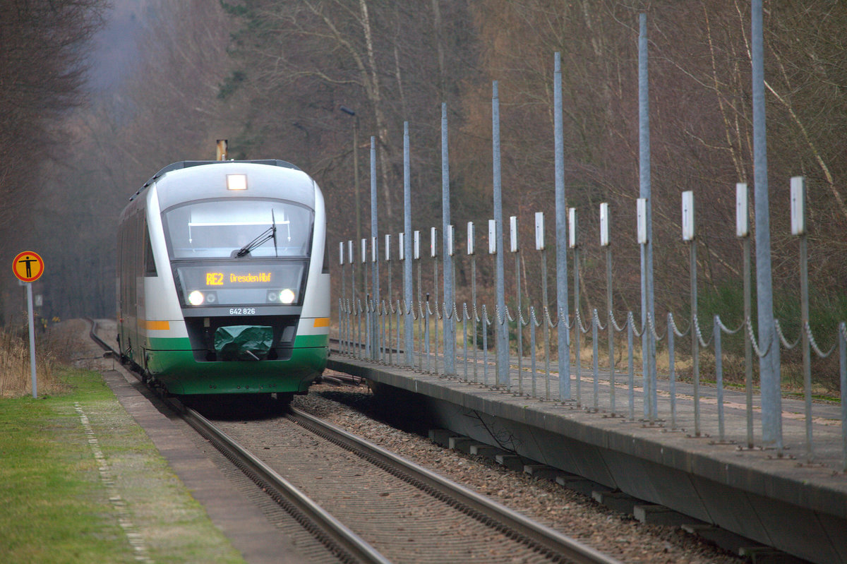 Am Lampenmastspalier des stillgelegten Bahnsteiges Neukirch(Lausitz)West fährt hier 
642 826 vorbei.Der rechte Bahnsteig wurde  früher bei Zugkreuzungen und zum Umsteigen in die Züge Richtung Neustadt/Sebnitz genutzt. 13.01.2018 14:03 Uhr.
