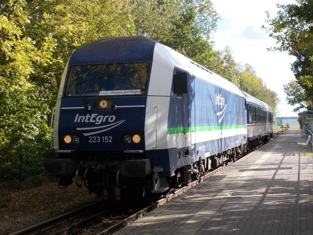 Am leeren Bahnsteig in Lauterbach Mole wartete die IntEgro 223 152 am 09.Oktober 2017.