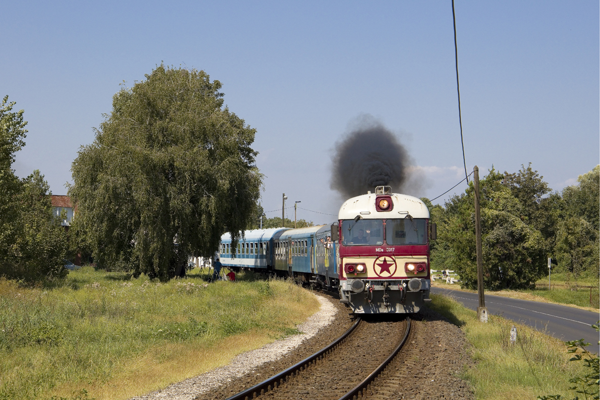 Am letzten August-Wochenende 2023 fand im Jahr 2023 das zweite Retró Hétvége auf den Bahnstrecken am Balaton statt. Im Rahmen dessen wurden einige Planzüge von nostalgischen Loks und/oder Wagen geführt. 

Am 26. August 2023 war MDa 3017 mit dem Sz 19625 (Tapolca - Keszthely) unterwegs und hat soeben den Ausgangsbahnhof verlassen. 

