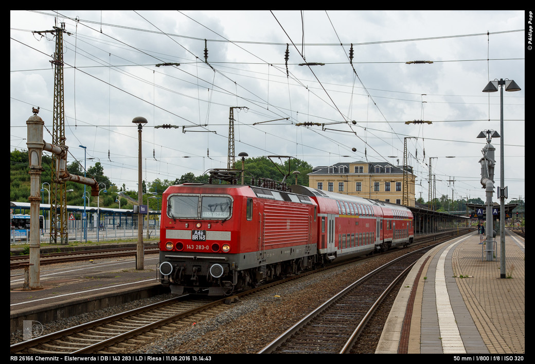 Am letzten Betriebstag der DB Regio in Mittelsachsen fuhr RB 26166 Chemnitz - Elsterwerda mit 143 283. An der Lokfront wurde das Schild  Adé BR 143  angebracht. Am darauffolgenden Tag wird die Leistung mit Triebwagen BR 1440 durch die MRB erbracht. Die Aufnahme entstand bei der Ausfahrt aus Riesa.