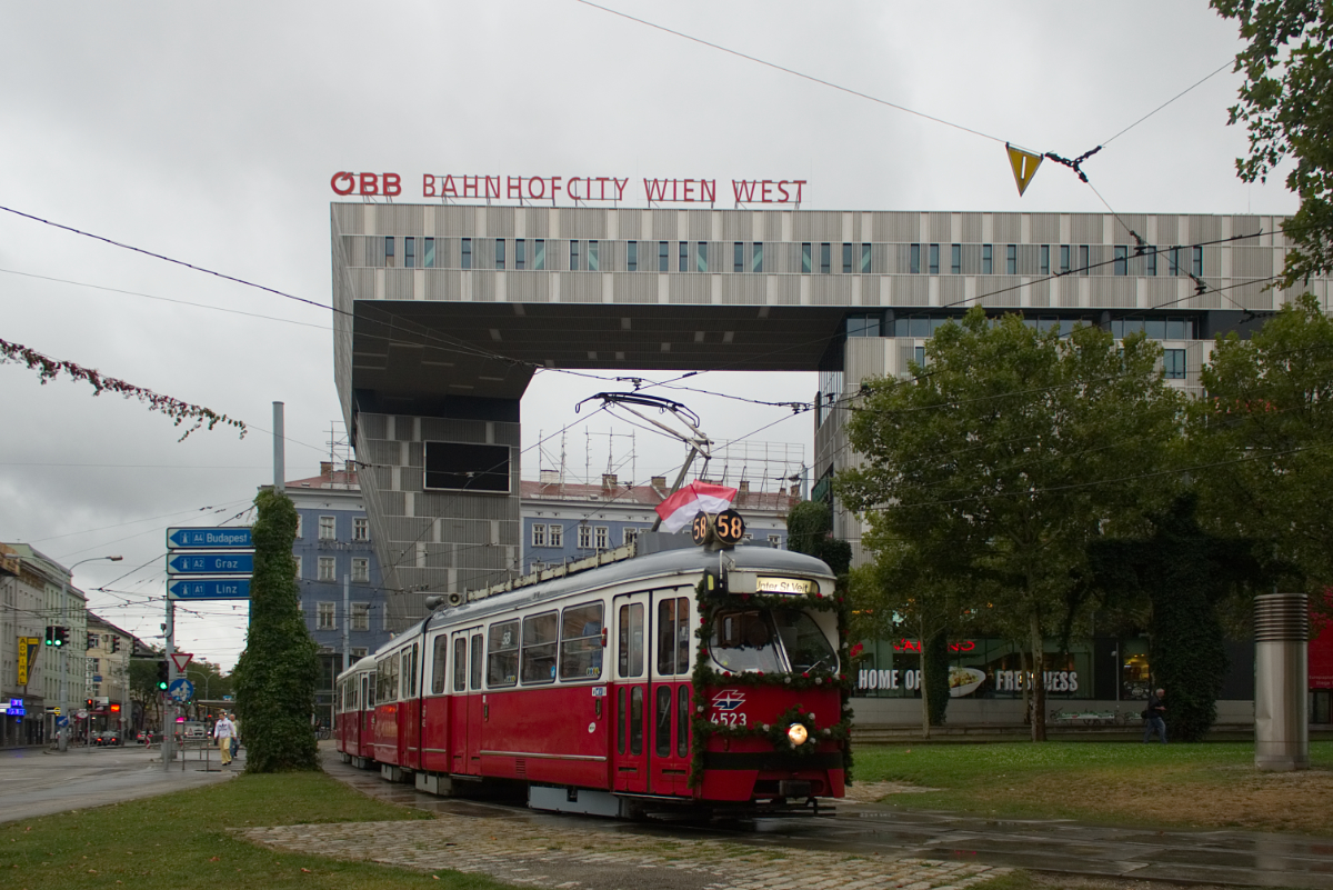 Am letzten Betriebstag der Linie 58 waren auf dieser drei Sonderzüge unterwegs. Einer davon war das geschmückte Gespann E1 4523 und c3 1213, welches sich hier gerade in der Schleife Westbahnhof befindet, 01.09.2017