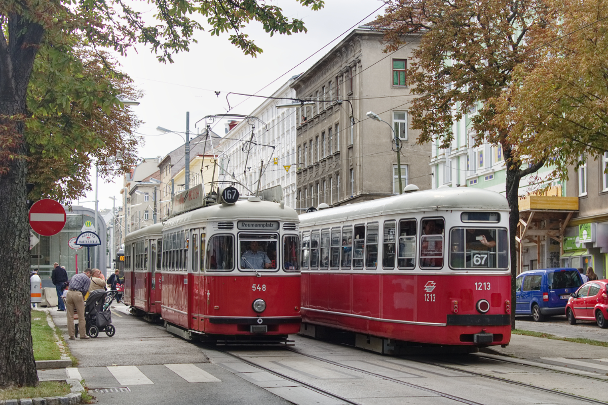 Am letzten Betriebstag der Linie 67 in der Favoritenstraße (zur Alaudagasse) war neben der Garnitur E1 4523 und c3 1213 auch die Kombination L4 548 und c3 1261 unterwegs. Beide treffen sich in der Haltestelle Troststraße. Der bergauffahrende E1+c3 ist die letzte Straßenbahngarnitur, die in diese Richtung fährt. 02.09.2017