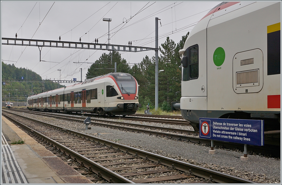 Am letzten Betriebstag der TRAVYS Domino waren überraschenderweise noch zahlreihe SBB FLIRT 523.0 in Vallorbe zu sehen, was rückwirkend darauf schliessen lässt, dass mit dem Fahrplanwechsel vom 7. August mit diesen Zügen das neue Angebot Aigle - Vallorbe/Le Brassus gefahren wird.
Das Bild zeigt den als S2 ankommenden SBB RABe 523 020 in Vallorbe.

6. August 2022  