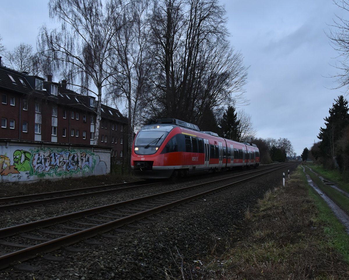 Am letzten Diensttag ist am späteren Nachmittag der 644 525 als RB 38 nach Köln Deutz/Messe auf der Erftbahn gen Grevenbroich unterweg, hier ist der Zug in Noithausen kurz vorm Bü Am Rittergut. 9.12.2017