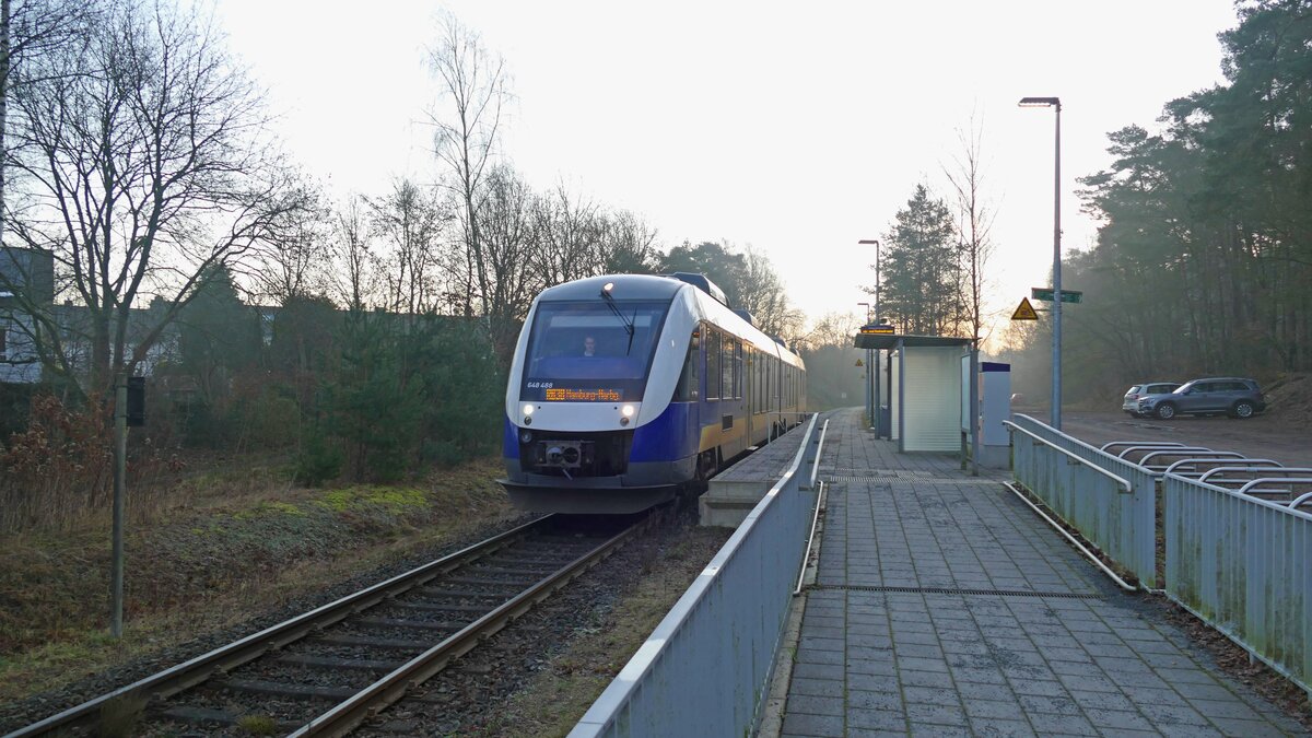 Am letzten Einsatztag der Erixx GmbH auf dem Heidekreuz (11.12.2021) steht der 648 488 als RB38 im Bahnhof Suerhop zum Halt.