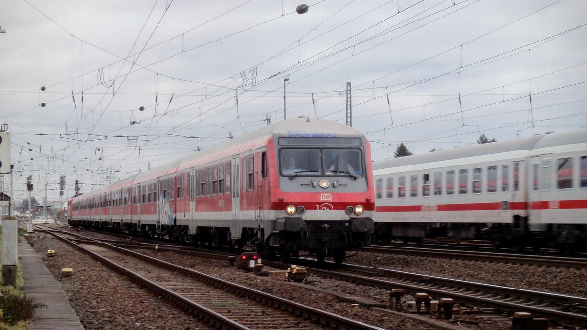 Am letzten Einsatztag der n-Wagen des Betriebswerk Frankfurt-Griesheim am 09.12.17 fuhr RE 4565 mit 6 n-Wagen und 111 094 am Zugende nach Mannheim. Seit dem Fahrplanwechsel heißt diese Zugleistung RE 4667 und es kommen auf der gesamten Linie RE 70 ausschließlich 146er Elloks mit Dostos zum Einsatz, bis zum April 2018, wenn die 446er die Leistungen übernehmen. Aufgenommen bei Biblis.