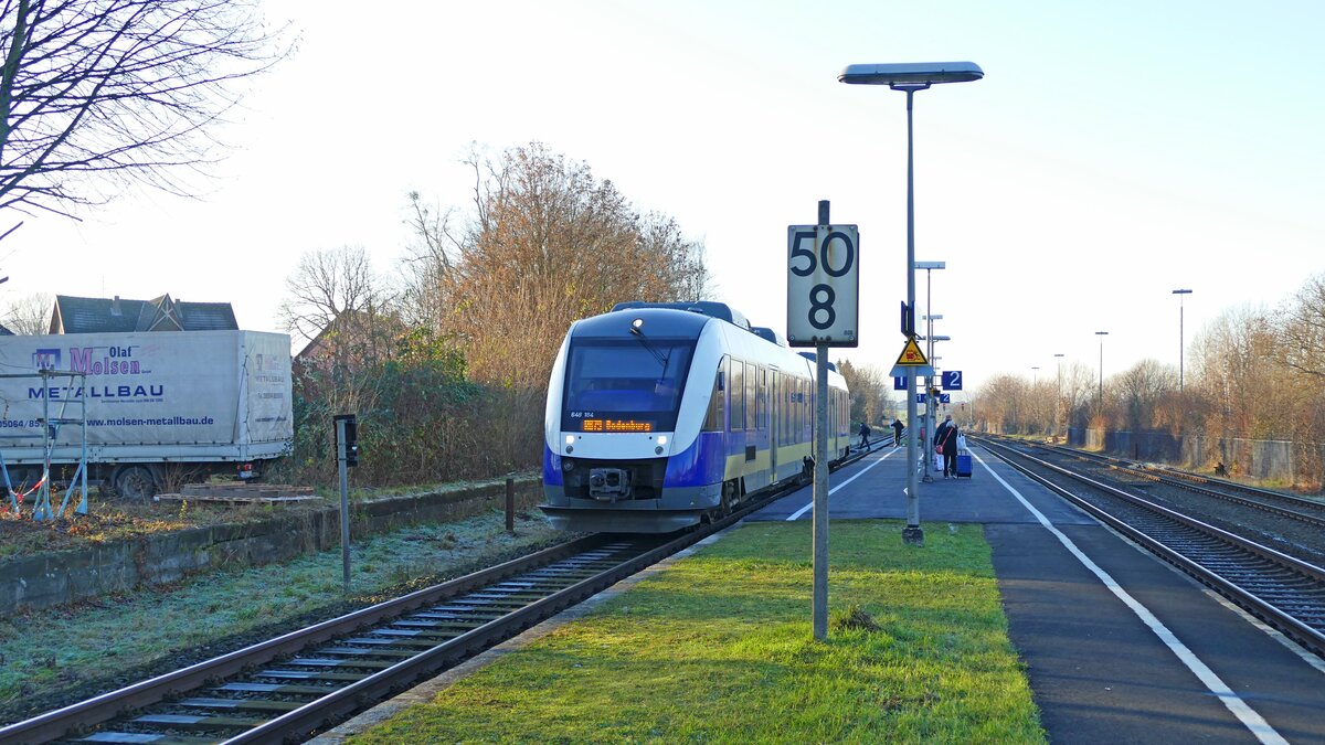 Am letzten Einsatztag der NordWestBahn auf der Weser- und Lammetalbahn (11.12.2021) steht der 648 184 als RB79 im Bahnhof Groß Düngen zum Halt.
