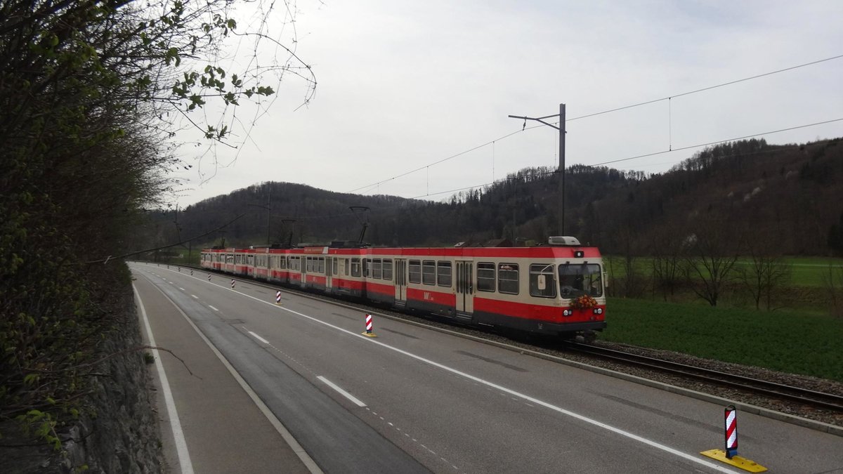 Am letzten Fahrtag des Waldenburgerlis war diese Fünfwagenkomposition, bestehend aus dem Bt Nr. 117, BDe 4/4 Nr. 17 „Waldenburg“, BDe 4/4 Nr. 15 „Bubendorf“, Bt Nr. 116 und BDe 4/4 Nr. 16 „Liestal“ unterwegs von Waldenburg nach Liestal, hier zwischen Lampenberg Ramlinsburg und Talhaus. Grüsse zurück an den Lokführer.
