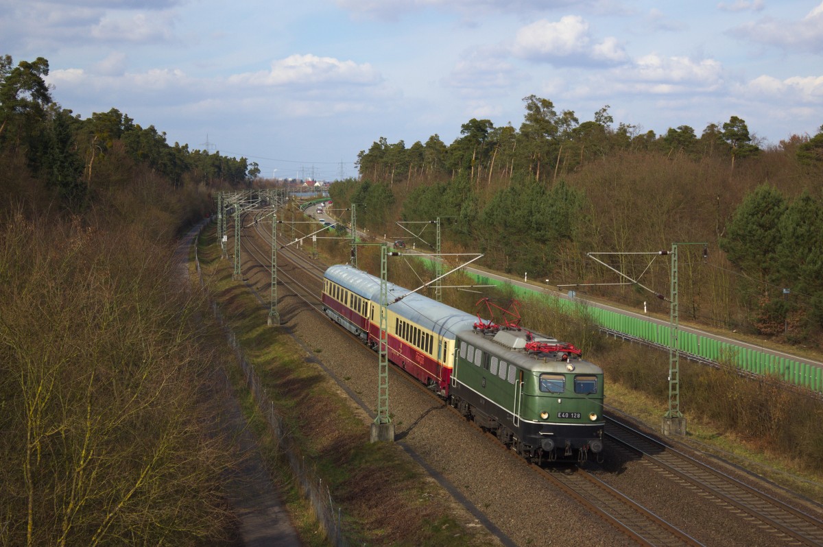 Am letzten Februartag des Jahres 2015 wurde 140 128 auf ihre Reise von Koblenz nach Augsburg geschickt. 
Die Lok konnte am oben genannten Tag auf der Schnellfahrstrecke zwischen Mannheim und Stuttgart in Höhe des Ortes Wiesental verewigt werden. 