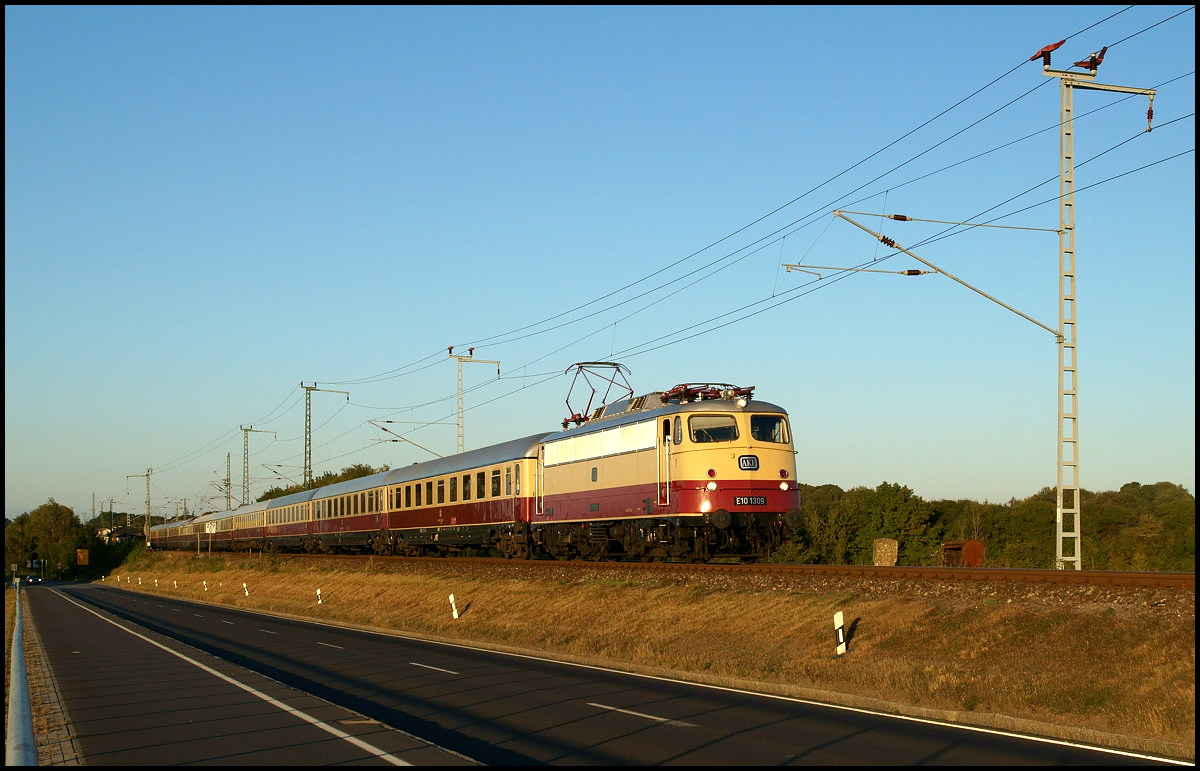 Am letzten kalendarischen Sommertag überquert E10 1309 mit ihrem Rheingold-Leerpark am Abend des 21.09.2016 den Rügendamm.