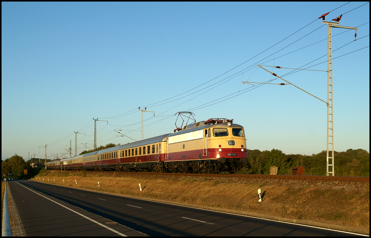 Am letzten kalendarischen Sommertag überquert E10 1309 mit ihrem Rheingold-Leerpark am Abend des 21.09.2016 den Rügendamm.