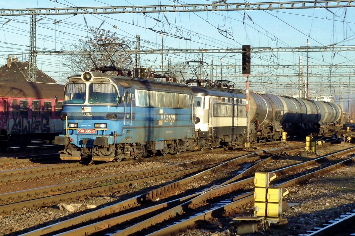 Am letzten Tag von 2016 durchfahrt CD Cargo 230 095 -gemietet durch LokoTRains- ein Ölzug durch Bratislava hl.st.