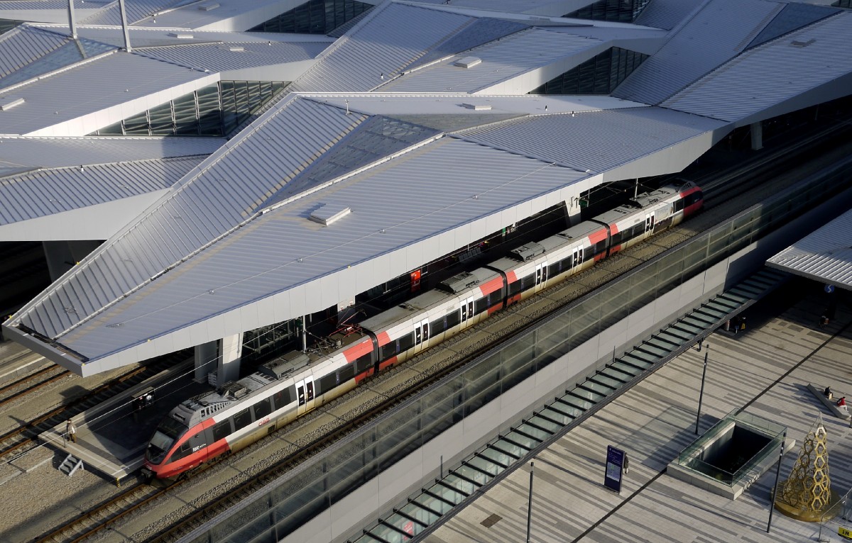 Am letzten Tag des alten Fahrplanjahres (13.12.14) steht ein vierteiliger E-Talent BR 4124 in Gleis 12 des Wiener Hauptbahnhofs, aufgenommen vom Bahnorama-Turm, der leider am 31.12. geschlossen und danach abgebaut wird.