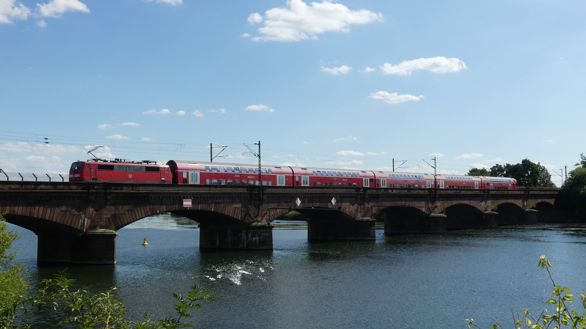 Am letzten Tag der lokbespannten Züge auf dem RE60 schiebt 111 100 einen solchen RE nach Mannheim über die Neckarbrücke in Ladenburg. Aufgenommen am 26.8.2018 15:36