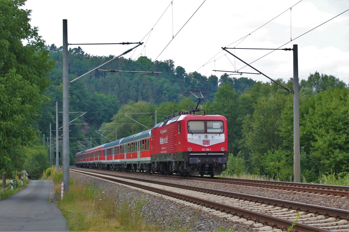 Am letzten Wochenende war wieder einmal die DB Gebrauchtzug- Miete mich -112 139-1 im RE42-Dienst zwischen Leipzig und Nürnberg im Einsatz. Hier am 23.7.2022 mit ihrem Entlastungs- bzw. Zusatzzug in Kaulsdorf auf dem Weg nach Saalfeld/Saale
